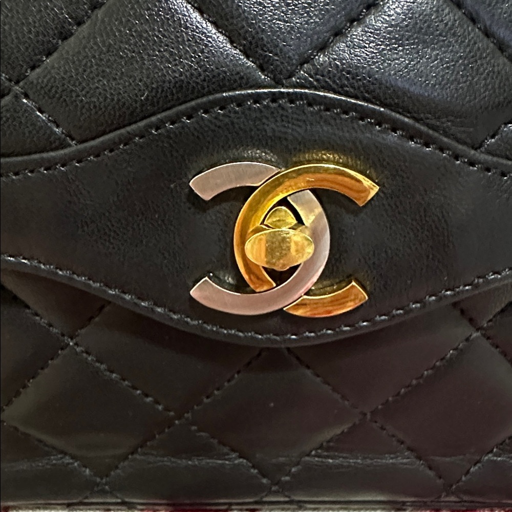 CHANEL Vintage 2-Toned CC Double Flap Bag Quilted Lamb Skin - Picture 4 of 16